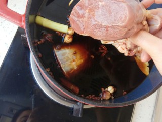 8、五香卤牛肉,放入冷冻1小时的牛肉，盐也要这个时候放哦，不然卤不进去味道