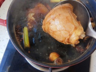 9、五香卤牛肉,先大火烧开