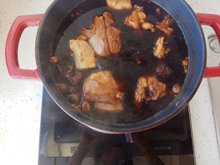 11、五香卤牛肉,盖上孩子慢慢卤1小时