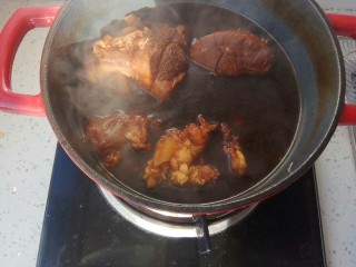 12、五香卤牛肉,直到筷子可以插过就好，喜欢烂呼一点的也可以卤时间长一点