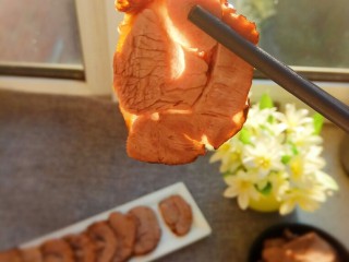 14、五香卤牛肉,切成片就可以了，再配上自己喜欢的酱汁，好好吃呢