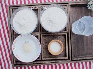 1、刀切小馒头,准备300克面粉、15克白糖、5克酵母粉、150克温牛奶