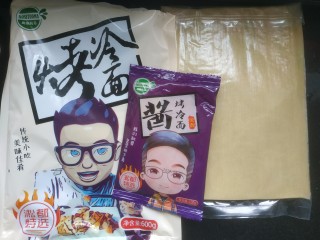 1、烤冷面,准备冷面，酱