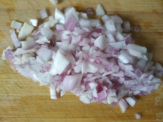 2、烤冷面,洋葱切碎
