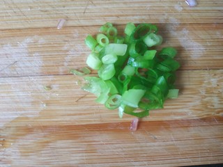 3、烤冷面,葱切圈儿