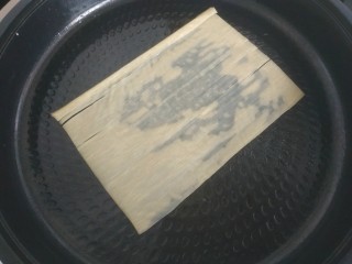 5、烤冷面,锅中刷油，放入一张冷面