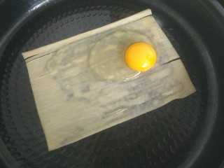 6、烤冷面,打入一个鸡蛋