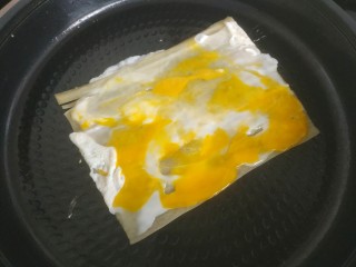 7、烤冷面,把鸡蛋摊平