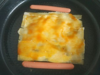 10、烤冷面,把火腿放入锅中