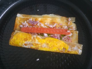 13、烤冷面,把火腿放到上面，卷起