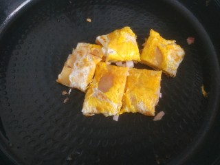 15、烤冷面,切小块