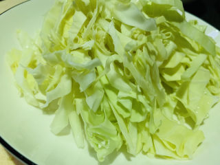 1、包菜炒粉丝,包菜清洗干净,切丝
