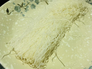 2、包菜炒粉丝,准备米粉