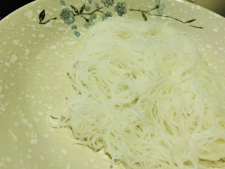 4、包菜炒粉丝,夹起装入盘中