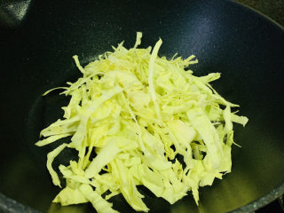 5、包菜炒粉丝,锅加食用油,先加入包菜