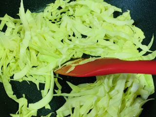 6、包菜炒粉丝,大火快速翻炒包菜