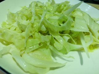 7、包菜炒粉丝,盛起装碗内