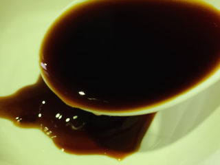 8、包菜炒粉丝,取一个碗,调料汁,加蚝油,加酱油