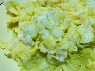 10、包菜炒粉丝,鸡蛋也炒熟先盛碗里,待用