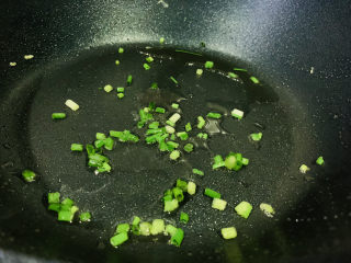 11、包菜炒粉丝,锅加食用油,加葱粒