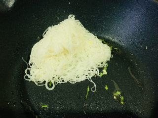 12、包菜炒粉丝,将葱粒炒香,放入米粉