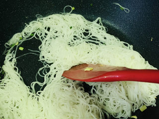 13、包菜炒粉丝,将米粉大火翻炒