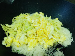 14、包菜炒粉丝,加入炒好的包菜和鸡蛋