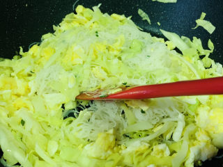 15、包菜炒粉丝,转中火翻炒