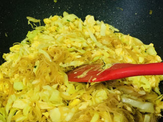 18、包菜炒粉丝,翻炒均匀料汁,就可以起锅了