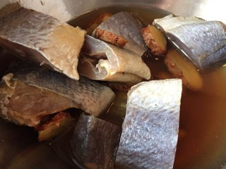 1、糖醋咸黄鱼毛豆,咸鱼切成段，洗干净，放点料酒，五分钟以后油炸