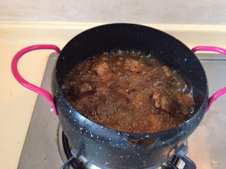 2、糖醋咸黄鱼毛豆,大火煎到鱼两面焦黄，拿出来。