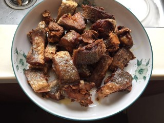 3、糖醋咸黄鱼毛豆,接好拿出放置一旁备用。