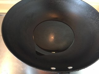 4、糖醋咸黄鱼毛豆,锅中重新倒油。