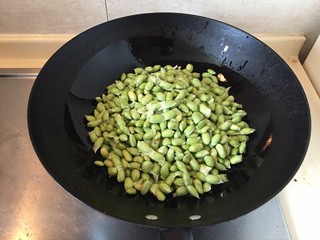 5、糖醋咸黄鱼毛豆,放入毛豆。