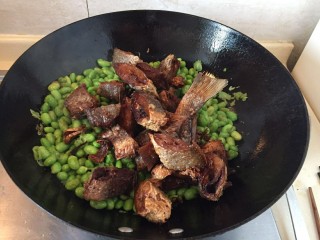 6、糖醋咸黄鱼毛豆,放入咸鱼。