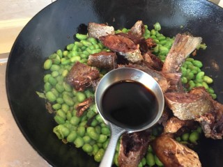 8、糖醋咸黄鱼毛豆,加入一勺生抽。煸炒一分钟。