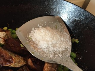 9、糖醋咸黄鱼毛豆,加入少许糖。继续煸炒一分钟。