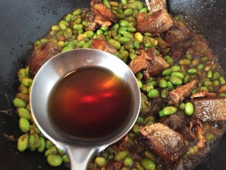 10、糖醋咸黄鱼毛豆,最后加入一勺醋煸炒均匀。