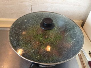 11、糖醋咸黄鱼毛豆,大火加盖闷5分钟