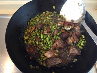 12、糖醋咸黄鱼毛豆,看一看后继续煸炒，把味道都炒均匀，放一点味精。味道更加，不放也可以。