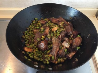 13、糖醋咸黄鱼毛豆,完成啦。哇٩(•̤̀ᵕ•̤́๑)ᵒᵏᵎᵎᵎᵎ