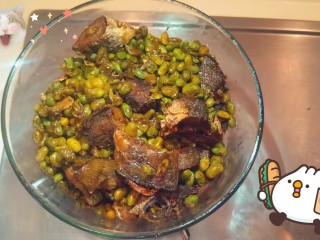 14、糖醋咸黄鱼毛豆,装盘完成。