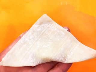 12、猪肉甜玉米馅抄手,把抄手翻过来