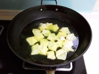 21、猪肉甜玉米馅抄手,烧开后放入抄手，大火烧开后加入100ml冷水，盖上锅盖，烧开后煮5分钟即可