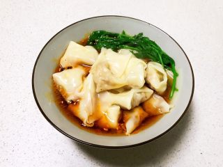 22、猪肉甜玉米馅抄手,把煮好的抄手捞出来放入碗汁里