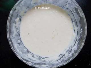 1、酥炸蘑菇,首先来调一个面糊。把面粉，淀粉按2：1的比例加到碗里。打一个鸡蛋，加适量盐，慢慢倒入水，用筷子搅均匀。。面糊的稀稠度以能挂住筷子还能慢速流下为准。