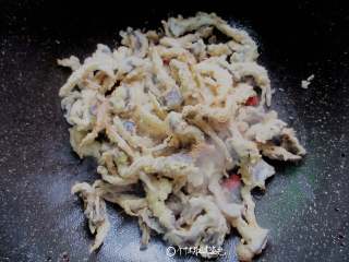 8、酥炸蘑菇,倒入炸好的平菇