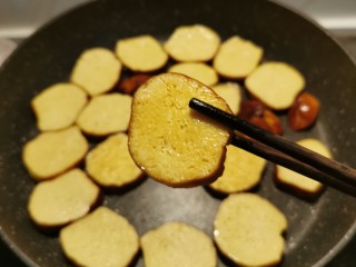 5、卤素鸡,起油锅 放入2汤匙食用油  放入素鸡片煎制