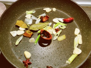 7、卤素鸡,再起油锅 放入1汤匙食用油 放入葱姜蒜 八角 桂皮 香叶 干辣椒 翻炒出香味