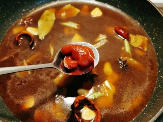 10、卤素鸡,放入番茄酱调味